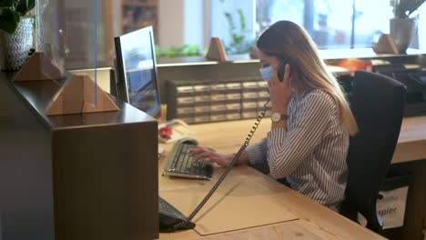 Recepcionista---Empleado-De-La-Oficina-Está-Respondiendo-Una-Llamada-Telefónica---Imágenes-De-Turismo-Covid-19