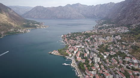 tiro de área de la bahía de kotor en montenegro volando hacia la montaña orjen