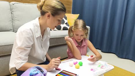 madre e hija participando en una actividad creativa