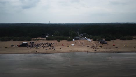 vista aérea de un avión no tripulado de una fiesta en sea beatch