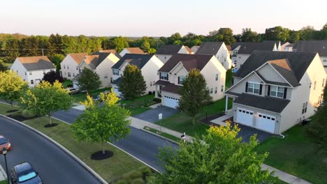 USA-neighborhood-during-summer-sunset