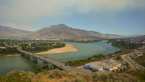 Ein-Zeitraffer-Des-Rauchs-Des-Waldbrandes-Am-Ross-Moore-Lake,-Der-Auf-Kamloops-über-Dem-Thompson-River-übergreift