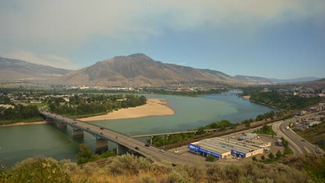 un lapso de tiempo de humo del fuego forestal del lago ross moore invadiendo kamloops sobre el río thompson