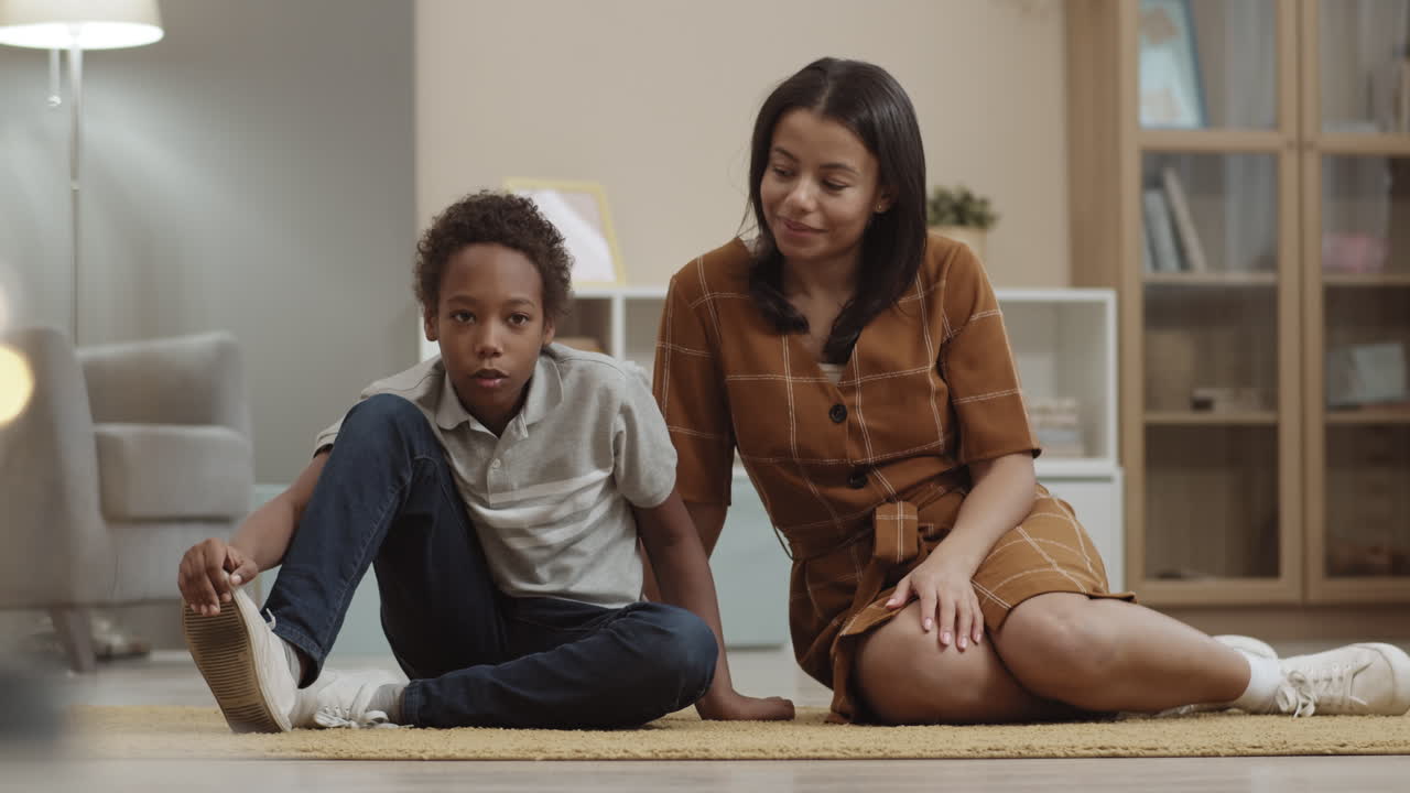 madre e hijo se unen en casa