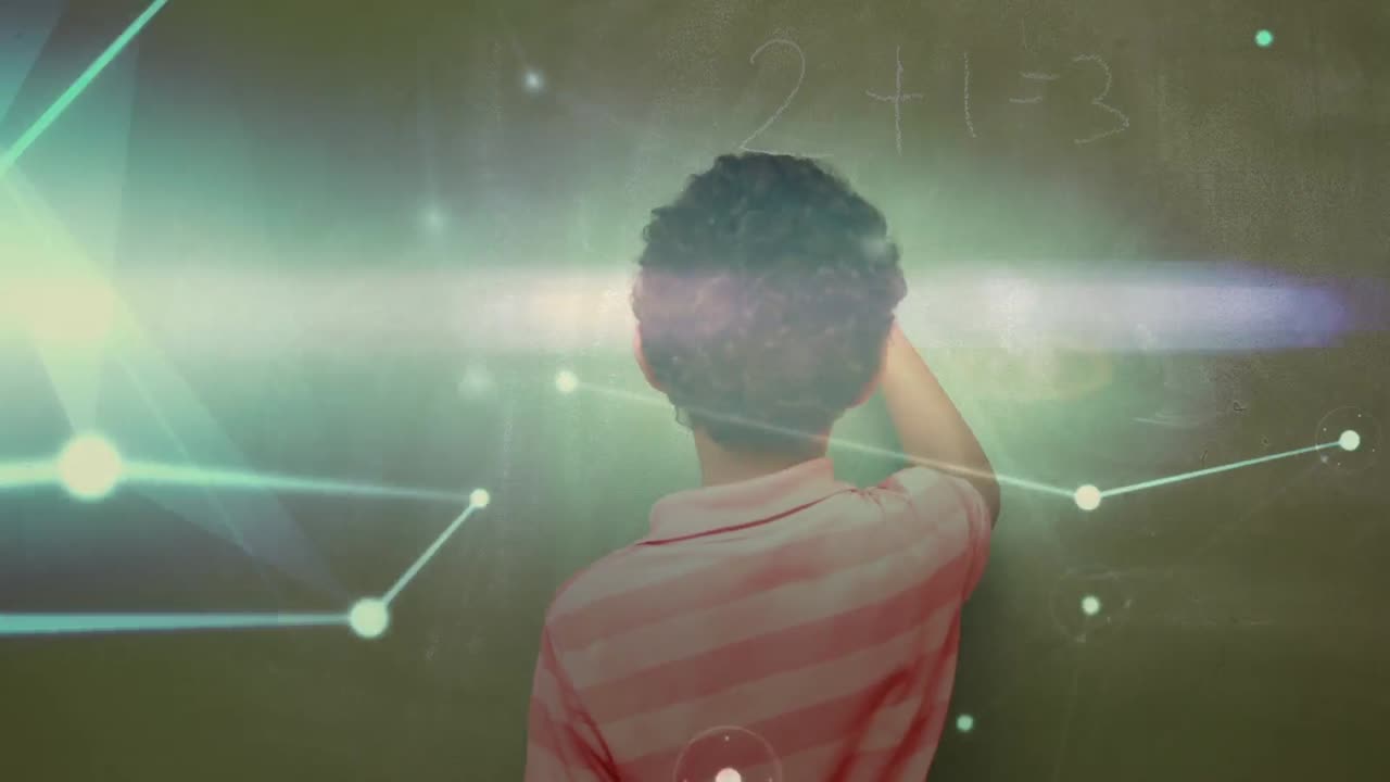 animación de la red de conexiones sobre escolar afroamericano escribiendo a bordo