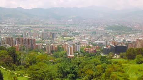 Toma-Aérea-Ascendente-Que-Muestra-El-Panorama-De-Medellín-Con-Impresionantes-Vistas-A-Las-Colinas