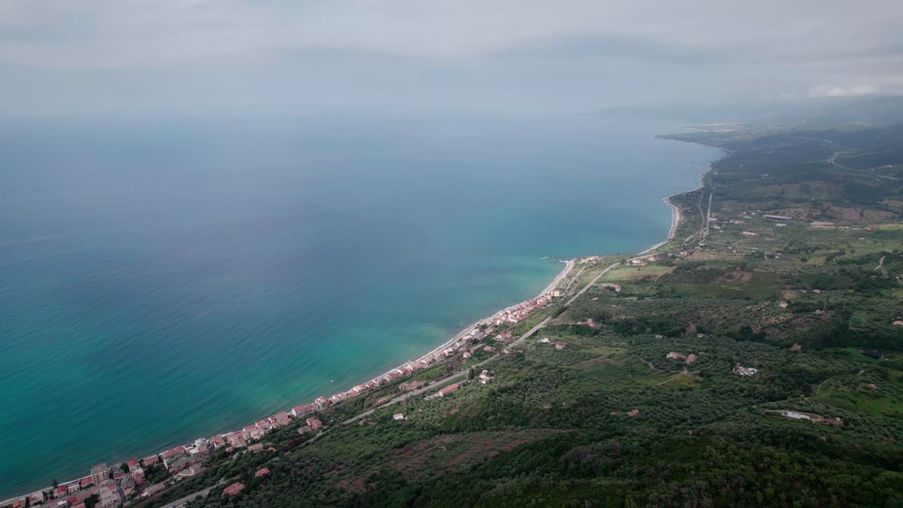 Güneşin Doğuşunda Kıyı Kasabası Manzaralı Huzurlu Deniz. Havadan Çekim
