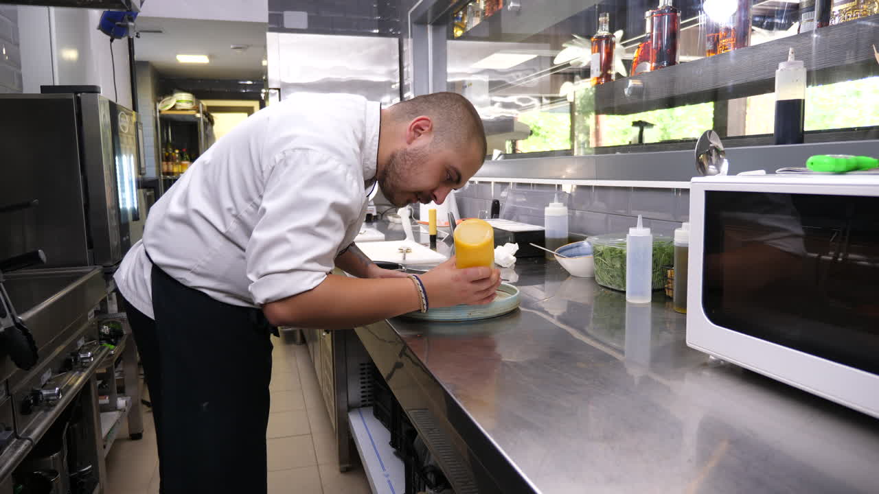 chef preparando comida en una cocina comercial