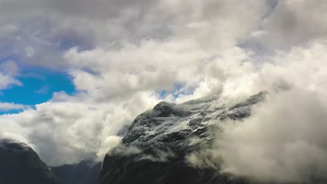 paisaje de vista superior de nubes de montaña. hermosa naturaleza noruega paisaje natural