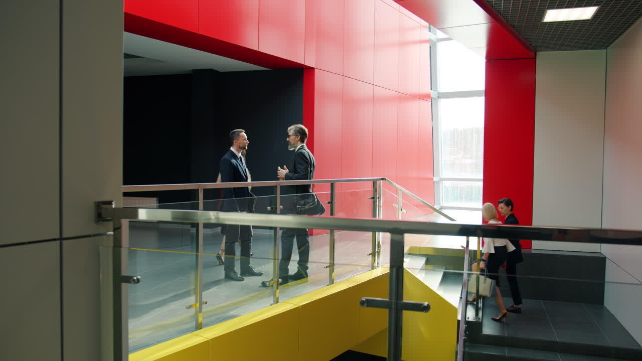 деловые люди в современном офисном коридоре