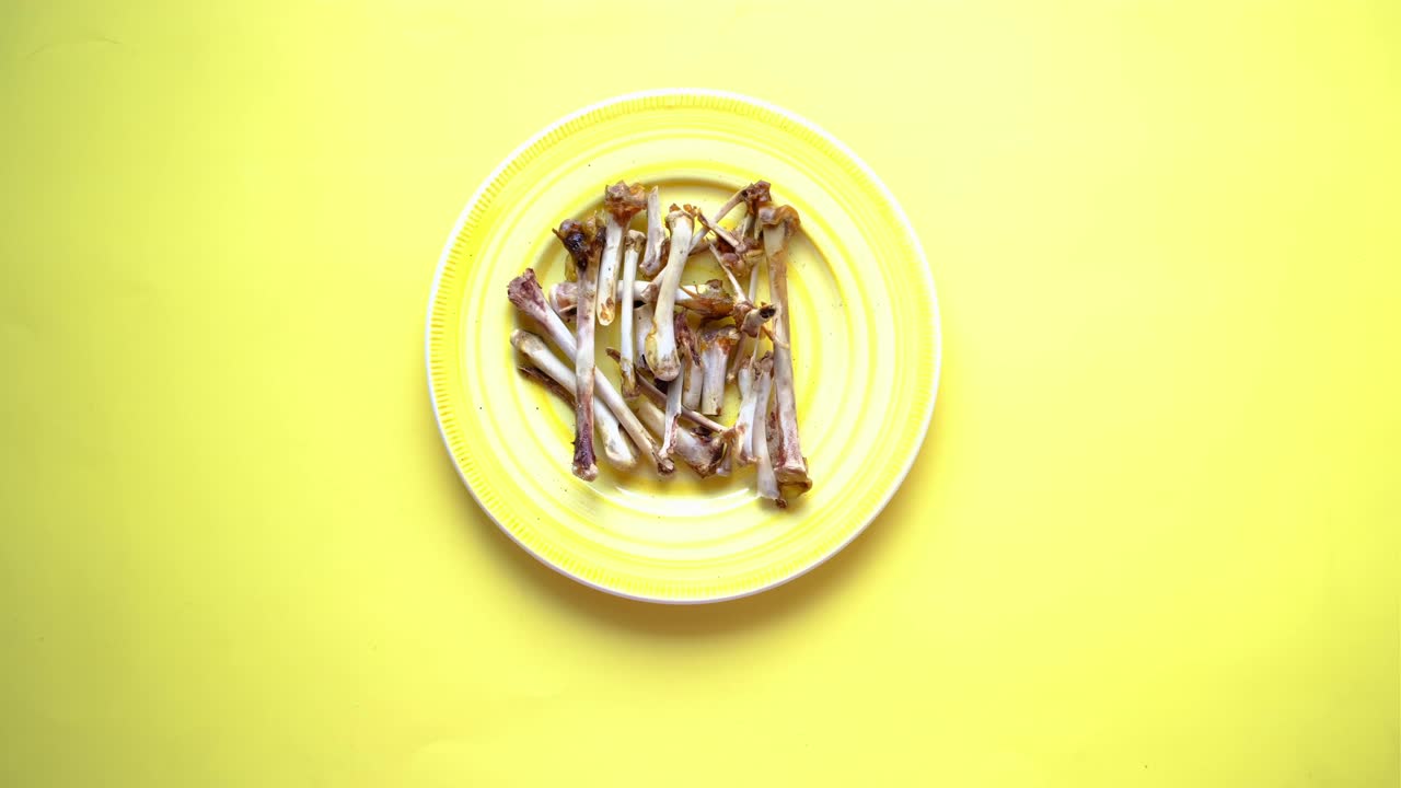 huesos de pollo en un plato amarillo