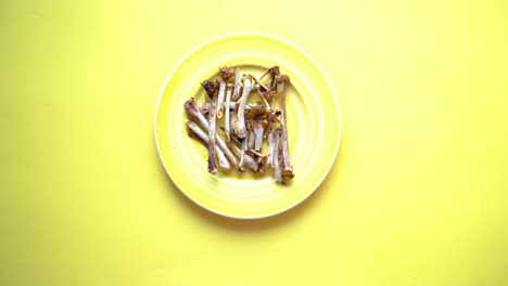 huesos de pollo en un plato amarillo