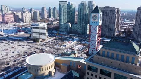 drone volando a través de un centro comercial cubierto de nieve en el centro de mississauga