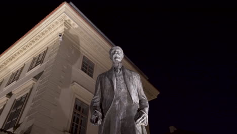 statua di tgmasaryk,presidente cecoslovacco,di notte,hradcany,praga,cechia