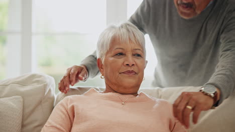 una vieja pareja, un sofá y un abrazo con amor.
