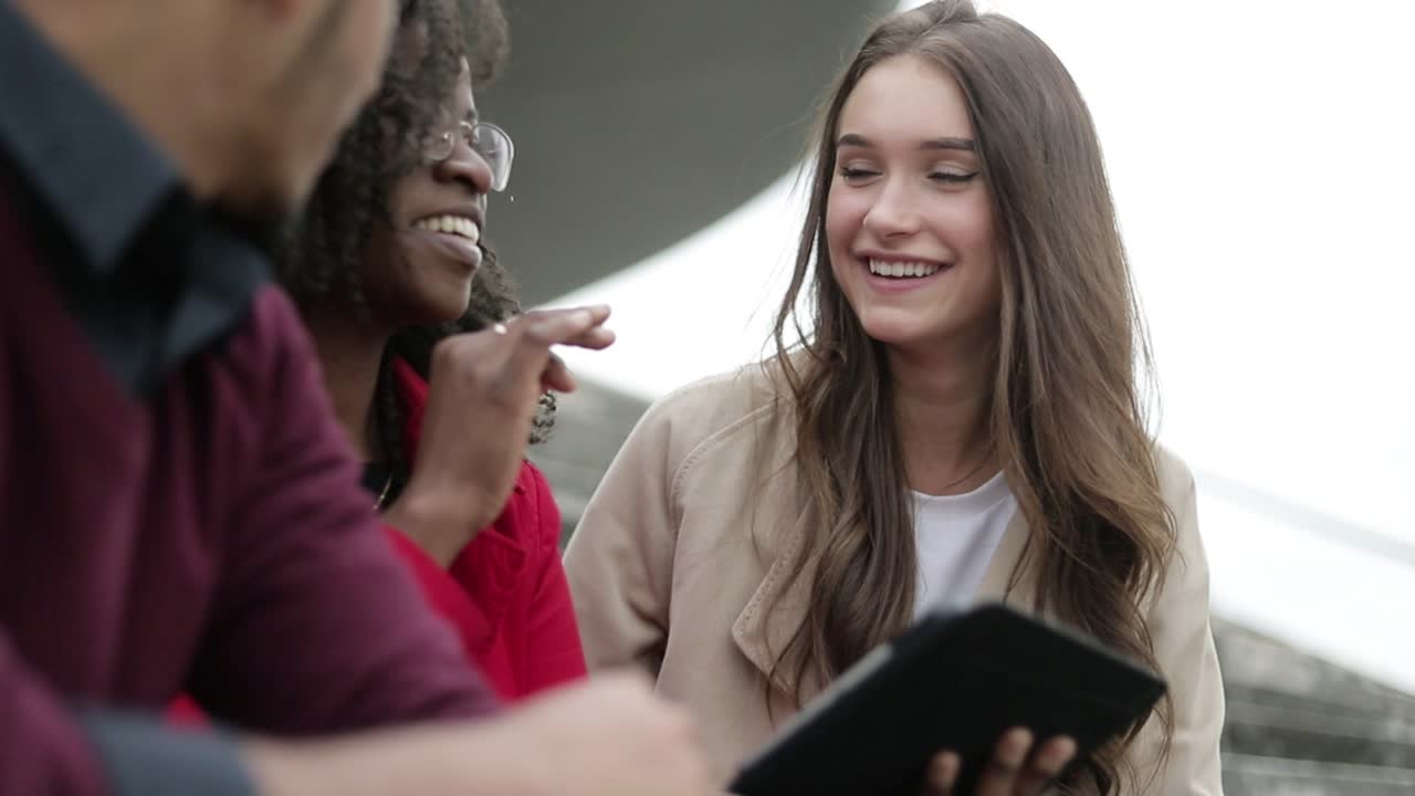 밖에서 앉아서 어디로 가야 할지 논의하는 젊은이들이