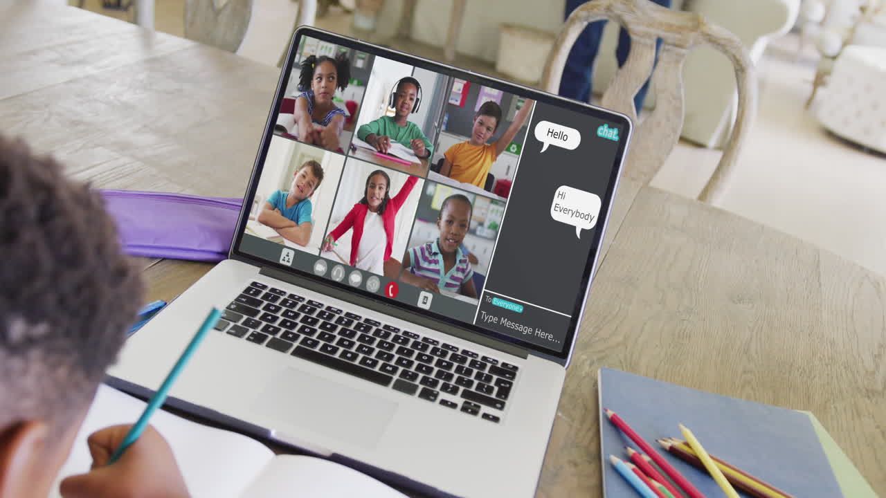 composición de un niño afroamericano en una computadora portátil aprendiendo en línea con diversos escolares