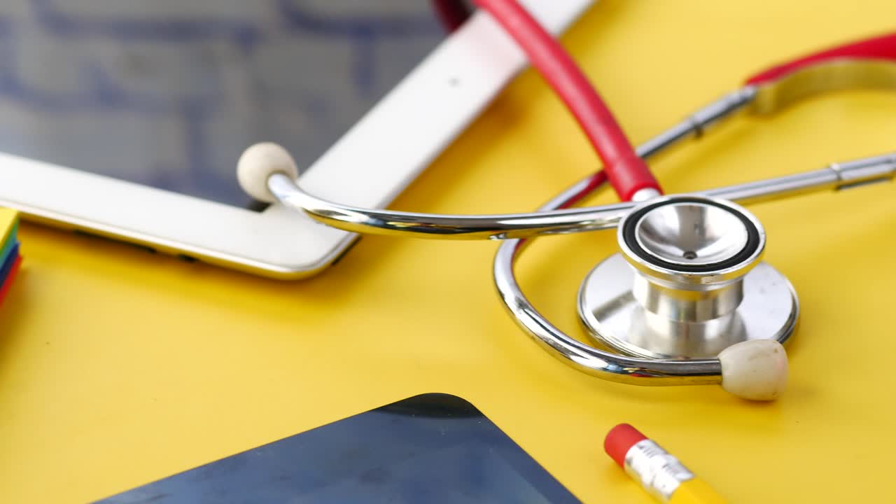 Medische apparatuur en tablet op geel oppervlak