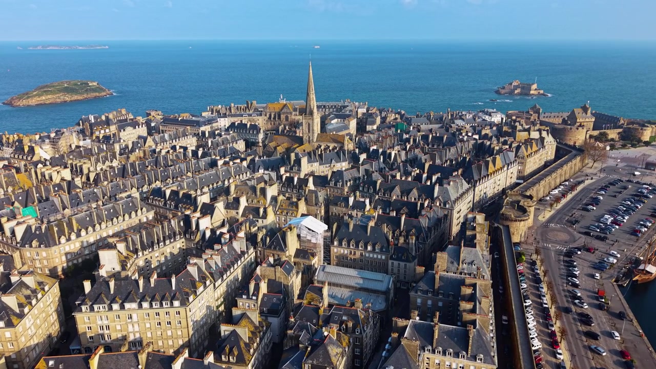 Vista panorámica de Saint-Malo, Intra-Muros. Fort National, el ayuntamiento y la isla Grand Bé al fondo. Dron aéreo avanzando y paisaje urbano.
