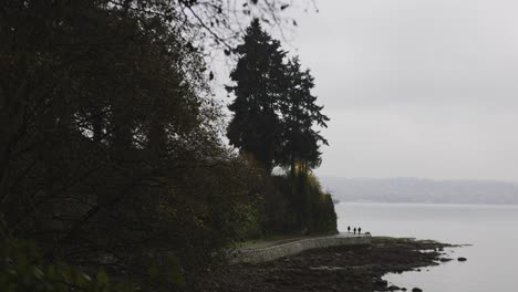 Sonnenuntergangslauf-Im-Stanley-Park-Seawall-An-Einem-Regnerischen-Tag