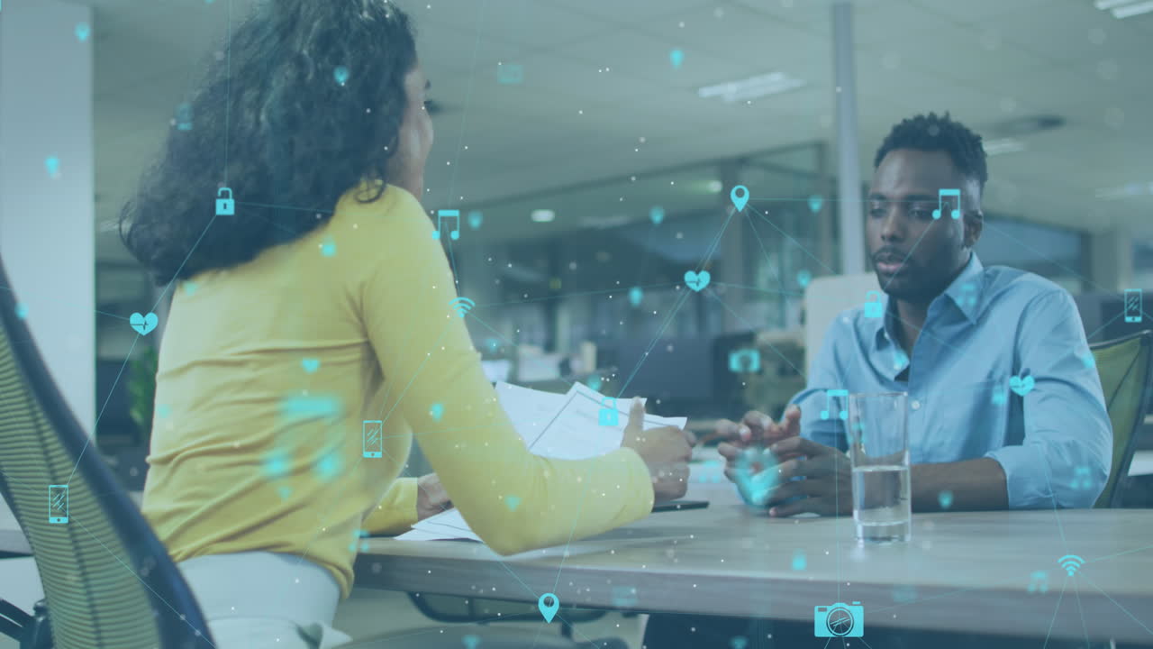 animación de una red de iconos sobre hombres y mujeres diversos discutiendo y estrechando la mano en la oficina