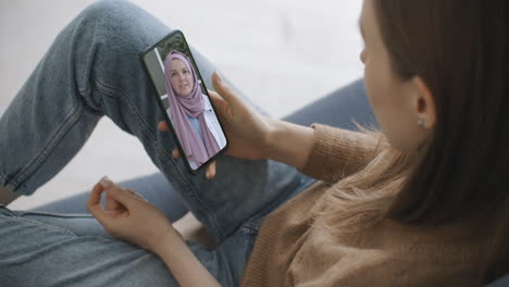 Frau-Nutzt-Medizinische-App-Auf-Smartphone-Und-Berät-Sich-Per-Videokonferenz-Mit-Dem-Arzt.-Frau-Nutzt-Online-Chat,-Um-Mit-Familientherapeuten-Zu-Sprechen-Und-Mögliche-Symptome-Während-Einer-Coronavirus-Pandemie-Zu-überprüfen.