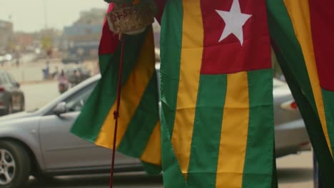 slow-motion shot van een reeks vlaggen van de republiek togo in de straat