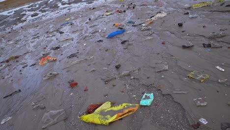 playa sucia contaminada agua de mar residuos basura vista de cerca en mumbai