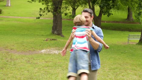 padre e hijo jugando en el parque