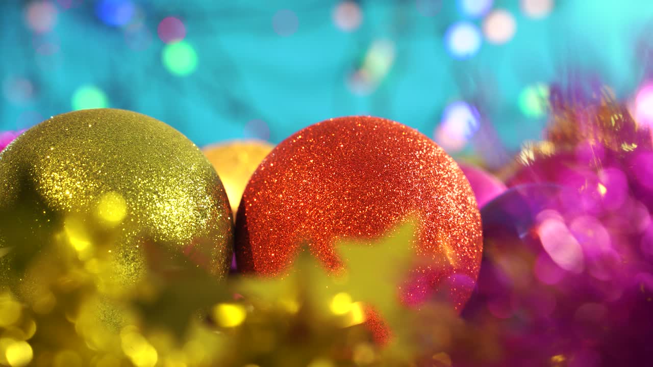 반이는 크리스마스 빨간색과 노란색 공 - 메리 크리스마스 배경, 새해 공의 클로즈업