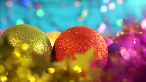 bola roja y amarilla de navidad brillante. feliz fondo de navidad, primer plano de las bolas de año nuevo.