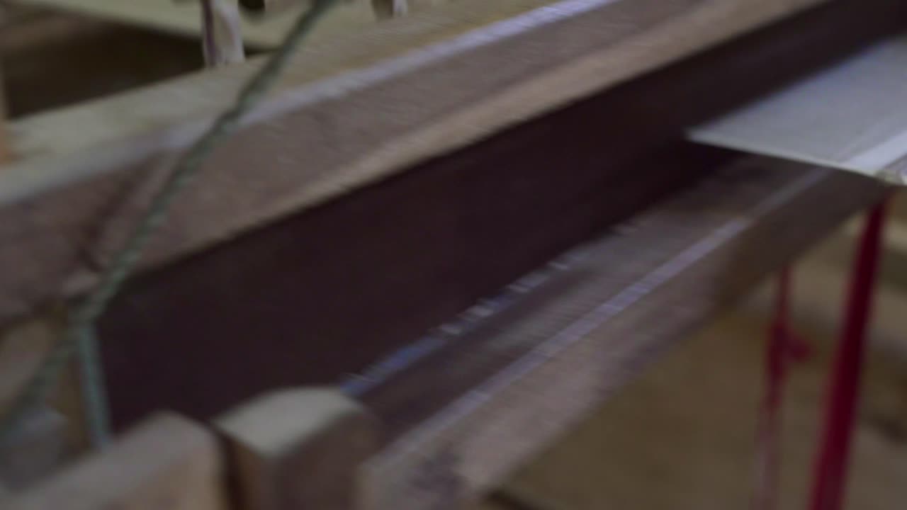 tejer algodón en la india de cerca de la máquina mecánica en el taller