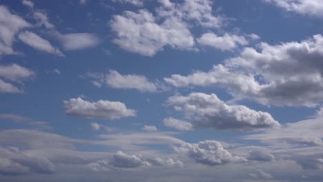 Weiße-Kumuluswolken-Schweben-Am-Blauen-Himmel-An-Einem-Schönen-Morgen