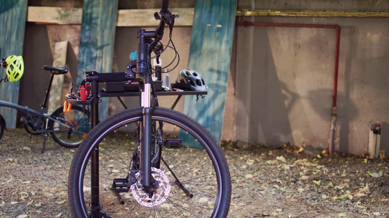 마당에서 자전거 유지 보수 및 서비스