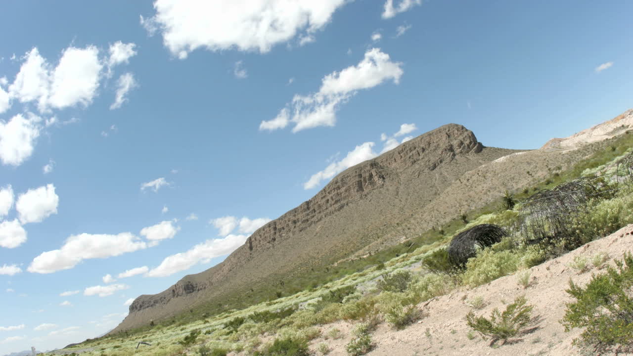 tiro inclinado de nubes pasando sobre las llanuras de texas