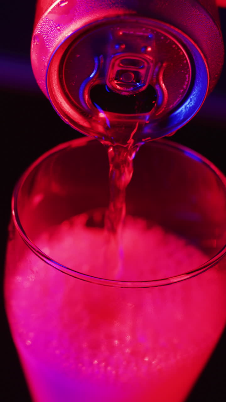 video vertical de cerveza vertiendo de una lata a un vaso