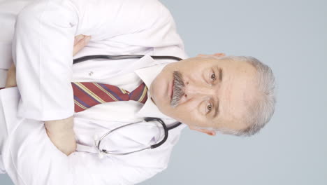 video vertical del viejo doctor sorprendido.