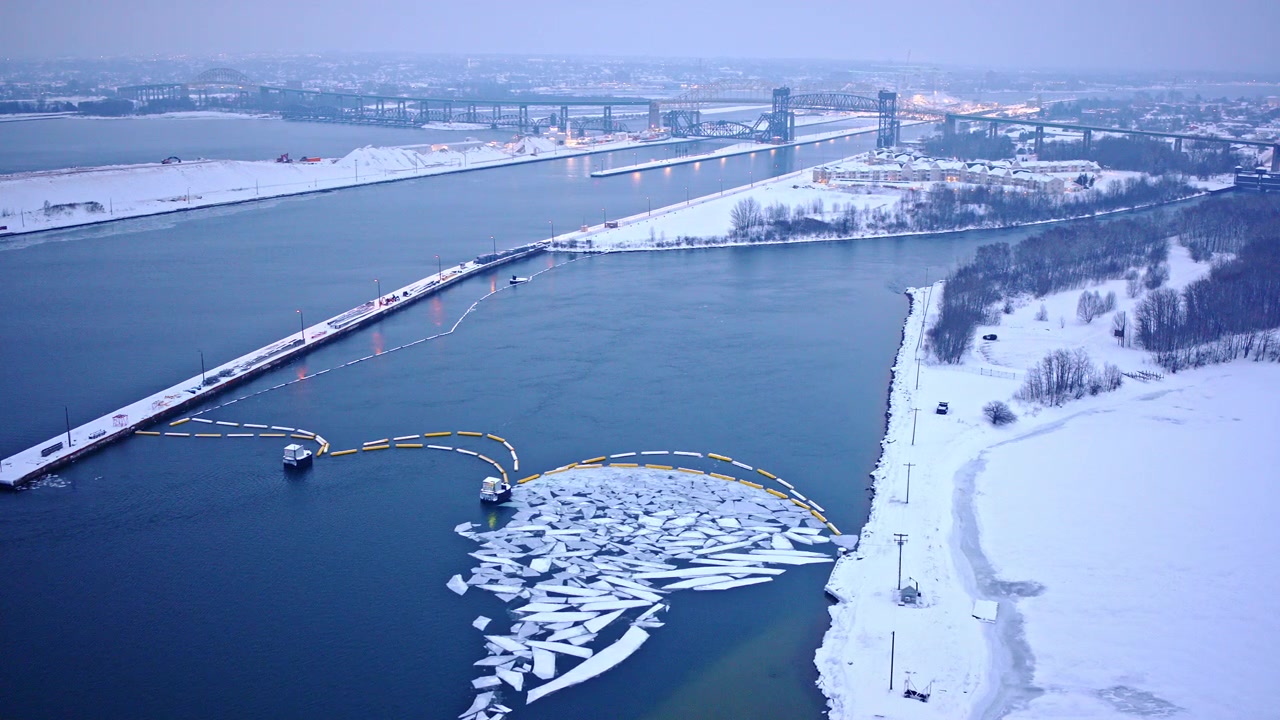 Riprese invernali con drone che catturano paesaggi intorno alle chiuse di Soo in Michigan