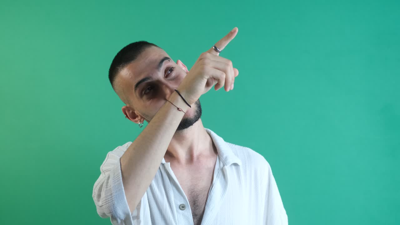 hombre apuntando hacia arriba