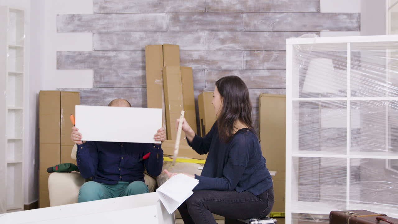 pareja montando muebles en el hogar