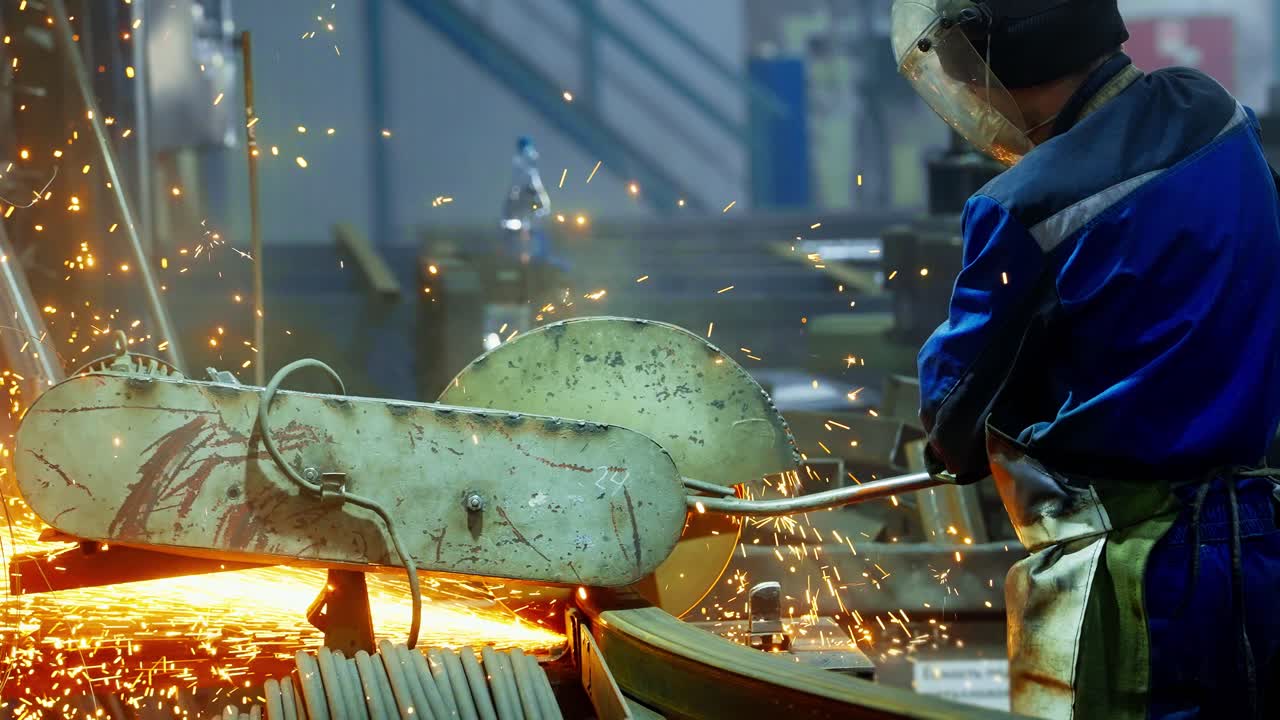 Corte y soldadura de metal en entorno industrial