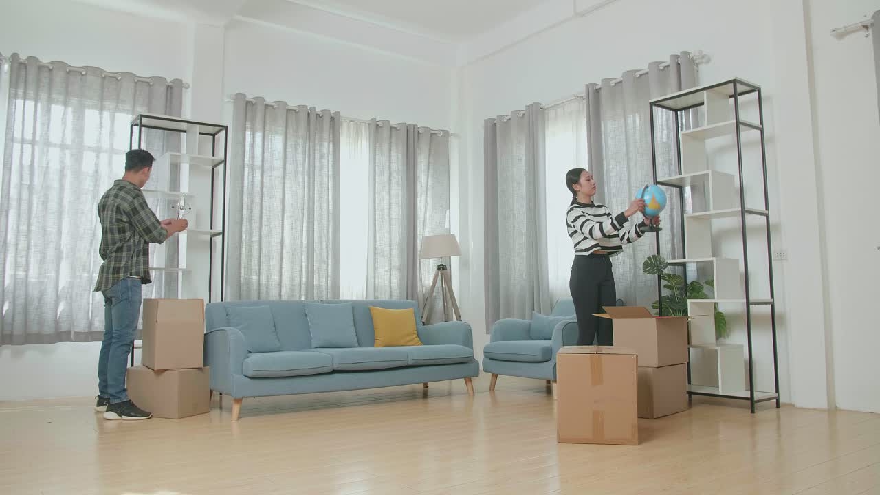 커플이 새로운 집으로 이사합니다.