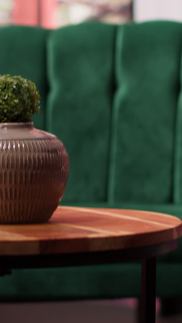 Arredamento moderno con divano verde e piante in vaso