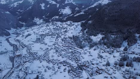 Luftaufnahme-Der-Stadt-Grindelwald-Im-Winter-Bei-Sonnenuntergang-In-Den-Schweizer-Alpen