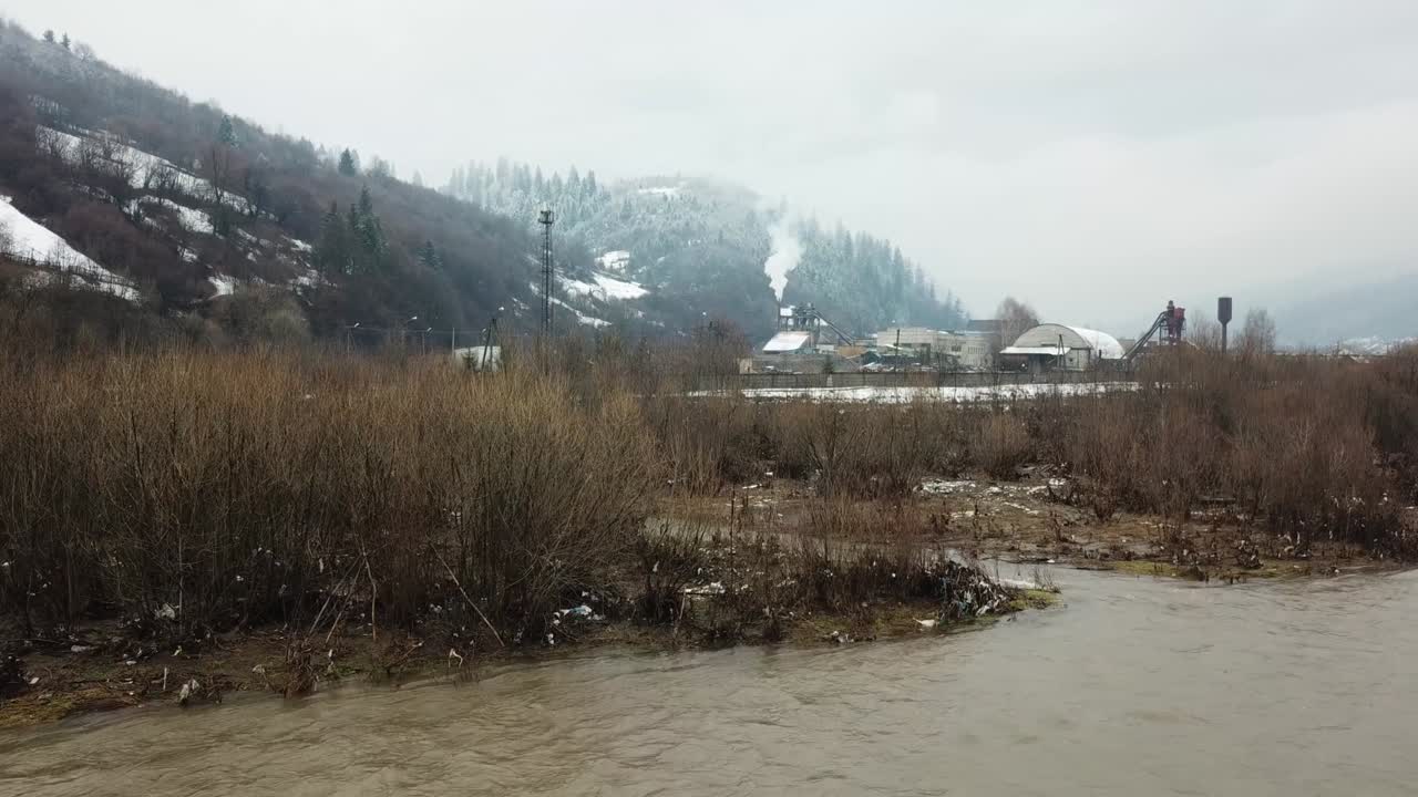 산악 지형을 오염시키는 산업 기업. 환경 오염의 문제.