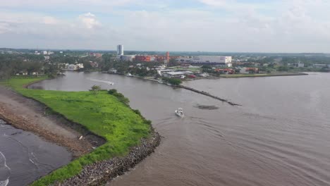 Boca-Del-Rio-Bahía-Colorido-Paisaje-Agua-Césped-Edificio-Hermoso-Día