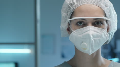 retrato de una científica de laboratorio con una máscara facial