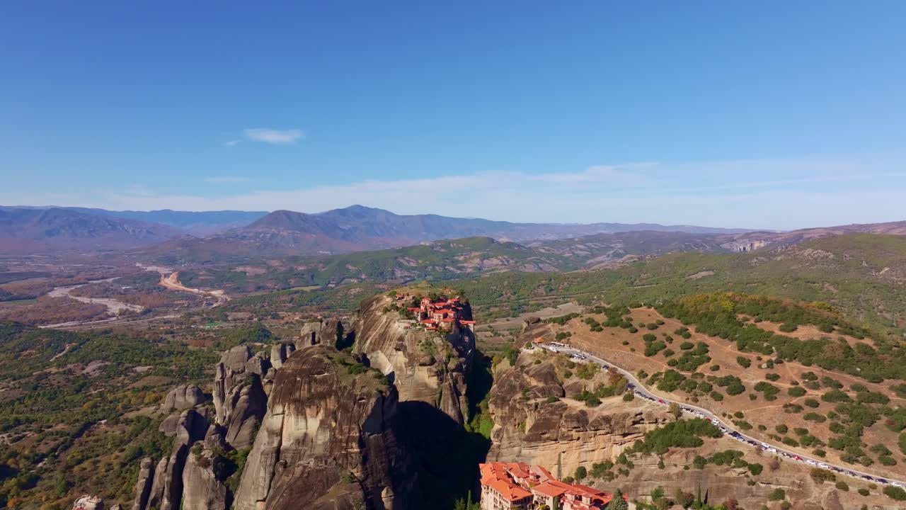 Ripresa aerea dei Monasteri delle Meteore su rocce imponenti in Grecia.
