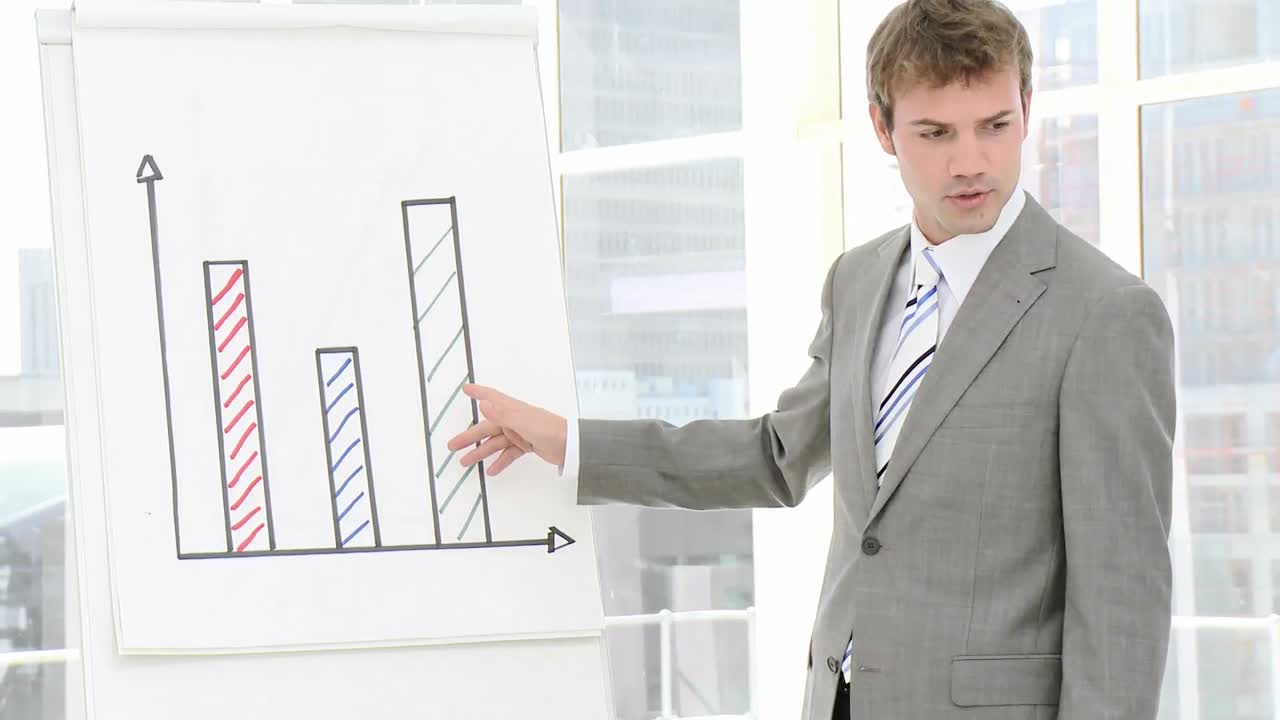 привлекательный молодой бизнесмен делает презентацию