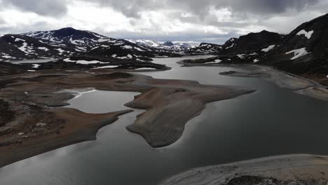 hermoso lago de montaña en el parque nacional de jotunheimen